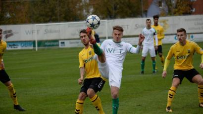 Bild: brü
Dominik Haller für die DJK Gebenbach (Mitte) und der Hofer Christian Schraps sagen sich: Augen zu und durch. Am Ende heißt es 1:1 zwischen der DJK Gebenbach und der SpVgg Bayern Hof.