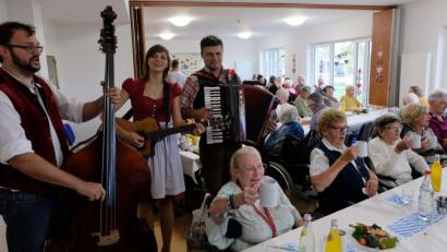 Bild: le
Mit ihrer urigen, fetzigen und baierischen Musik begeisterte das Geschwistertrio Baier aus Wittschau beim Oktoberfest im Seniorenwohnheim „ Am Reiserwinkel „.