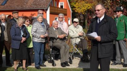 Bild: hka
Die Mitglieder der Sudetendeutschen Landsmannschaft begehen mit ihrem Vorsitzenden Hans Dittrich (Zweiter von rechts) im Stadtpark den 70. Jahrestag der Gründung. Gleichzeitig wird die Auflösung der Orts- und Kreisgruppe bekanntgegeben.