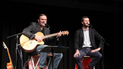 Bild: prh
Mit dem Programm "Da Billi Jean is ned mei Bua" schenkt das österreichisch-schwäbische Duo Stefan Leonhardsberger und Martin Schmid (von rechts) dem Publikum in der Stadthalle mit Mundartadaptionen der Hits von Poptitanen einen mitreißenden Liederabend, der beim Publikum bestens ankommt.