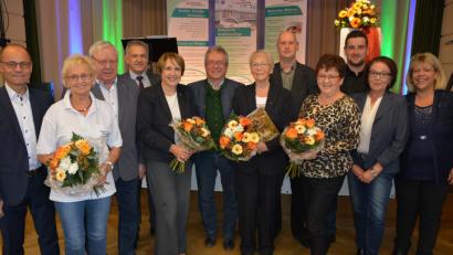 Bild: jr
Ins Leben gerufen haben die Benefizveranstaltung Hannelore Bienlein-Holl (Siebte von links) und Erich Köllner (Dritter von links). Blumen gab es auch für Marianne Köllner (Zweite von links), Landtagsabgeordnete Annette Karl (Fünfte von links) und Bezirksrätin Brigitte Scharf (Neunte von links). Mit im Bild (von links) stellvertretender Landrat Alfred Scheidler, Bürgermeister Roland Grillmeier, Bezirksrat Toni Dutz, AWO-Kreisvorsitzender Thomas Döhler, Michael König, Gudrun Brill und Angelika Würner.