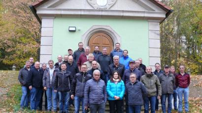 Bild: kgg
Eine Besichtigung des Druckwerks in der Schützenstraße rundet den Besuch der Wasserwarte und Wassermeister in Waldsassen ab. Mit dabei sind (vorne von links) Tobias Tippmann, Jochen Wehera, Gerhard Daubner, Nadine Tretter, Jürgen Lober und Max Wiederer.