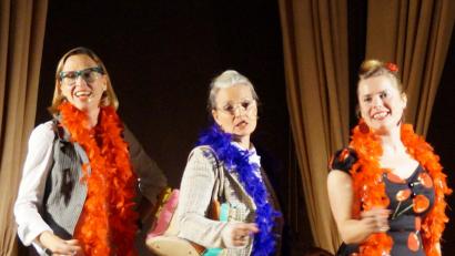 Bild: weu
Die „drei Weibsbilder“ Gisela (Su Frisch), Edeltraud (Romy Börner) und Ursula (Carolin Juretschka) boten im Schlosssaal wieder Kabarett vom Feinsten und unterhielten die Gäste mit ihrer Show voll Gesang und Humor.