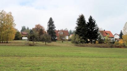 Bild: bsc
Auch nach der Aufstellung einer Einbeziehungssatzung, um das Grundstück (Bildmitte, zwischen den drei großen Nadelbäumen) in den bebaubaren Innenbereich einzugliedern, gab es von Seiten des Landratsamtes keine Zustimmung. Der Gemeinderat beharrt jedoch auf der einstigen Genehmigung durch die Kreisbaubehörde. Der Ausgang bleibt offen.