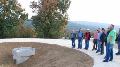 Bild: sche
Das Wasserrückhaltebecken im Baugebiet Aschach-Ost wird auch Abwässer aus der nahen Umgebung aufnehmen und somit die Ortschaft bei starkem Regen entlasten.