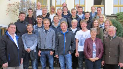 Bild: exb
Das erste Semester besteht aus 19 Schülern: Unser Bild zeigt sie zusammen mit den Lehrkräften, Semesterleiter Roland Marchl (links), stellvertretender Schulleiterin Elisabeth Beer und stellvertretendem Behördenleiter Alwin Kleber (rechts).