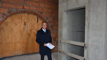 Bild: jr
Bürgermeister Franz Stahl im Neubau beim Aufzug und dem Übergang zum Hauptgebäude.