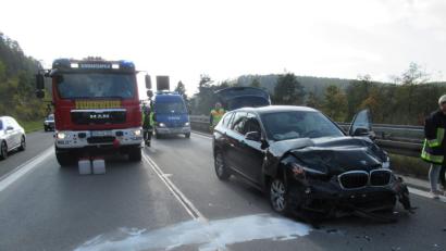 Bild: exb/THW Nabburg
THW und Feuerwehr sicherten die Unfallstelle ab. Die BMW-Fahrerin, Verursacherin der Karambolage, wurde mit leichten Verletzungen in ein Krankenhaus eingeliefert.