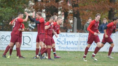 Bild: gb
Jubel beim TSV Waldershof: Der Spitzenreiter der Kreisklasse Stiftland feierte beim Tabellenzweiten ATSV Tirschenreuth einen klaren 3:0-Sieg.