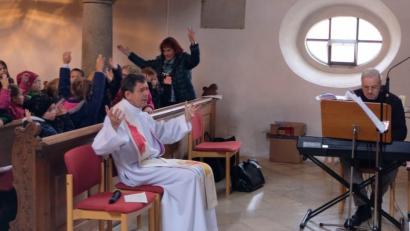 Bild: le
Freudig stimmen die Kinder bei der Abschlussandacht in das Lied „Einfach spitze, dass du da bist" ein. Pfarrer Wilfried Römischer mit der Gitarre und Kantor Andreas Kunz am Keyboard begleiten den Gesang.