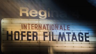 Bild: Nicolas Armer
Auf einer Anzeigetafel ist die Aufschrift „Internationale Hofer Filmtage“ zu lesen. Foto: Nicolas Armer/Archiv
