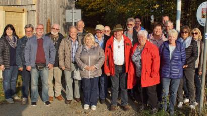 Bild: mmj
Monika Mutzbauer (mit roter Jacke, daneben ihr Ehemann Hans) empfing im Schönseer Land ihre ehemaligen Schulkameraden aus der Umgebung von Dresden. In Friedrichshäng wurden die Besucher aus Sachsen auch von Bürgermeisterin Birgit Höcherl (links) begrüßt.