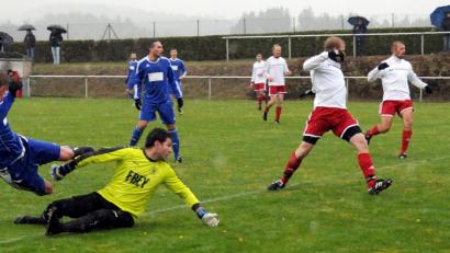 Bild: heh
Das Stiftlandderby zwischen dem TSV Konnersreuth und der SpVgg Wiesau war mit 5:0 eine klare Sache für den TSV. Hier kam Nico Wolf (links) vor SpVgg-Torwart Flavio de Sousa Batista zum Schuss, die Wiesauer Daniel Kißwetter und Christian Zettl (rechts) schauen dem Ball hinterher.