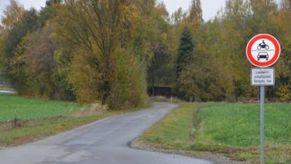 Bild: dob
Eigentlich ist die weiterführende Flurbereinigungsstraße Zum Beckenkeller für den allgemeinen Verkehr gesperrt. Eine Spaziergängerin forderte nun eine Schranke und tägliche Polizeikontrollen, da das Verkehrszeichen von vielen motorisierten Verkehrsteilnehmern ignoriert wird. Der Verkehrsausschuss kam diesem Antrag nicht nach.