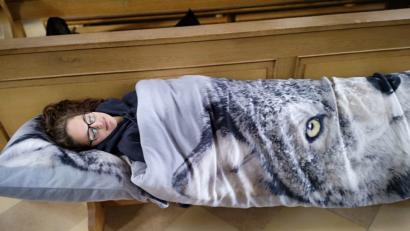 Bild: njn
Erstaunt waren die Gottesdienstbesucher beim Eintritt in die Kirche von einer, die in der Kirche übernachtete.