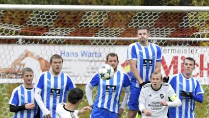 Bild: Ziegler
Der Königsteiner Führungstorschütze Thomas Scheidler (Mitte vorne) tritt hier einen direkten Freistoß, der knapp am linken Pfosten vorbei ging. TSV- Kapitän Bernd Holzwarth (Mitte rechts vorne) hatte sich in die Freudenberger Abwehrmauer "eingeschlichen".