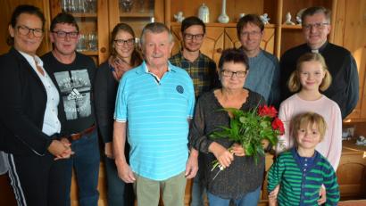 Bild: jr
Über viele Glückwünsche zur goldenen Hochzeit freuen sich Elisabeth und Erwin Schöffel. Unser Bild zeigt die Familie mit den Gratulanten, von links Bürgermeisterin Friederike Sonnemann, Sohn Michael, Schwiegertochter Franziska, Erwin Schöffel, Sohn Jürgen, Elisabeth Schöffel, Pfarrer Andreas Kraft, die beiden Enkel Leopold und Antonia sowie Stadtpfarrer Bernd Philipp.