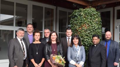 Bild: bnr
In einem festlichen Rahmen wurde Silke Schmid (mit Blumen) in das Amt der Schulleiterin an der Landgraf-Ulrich-Schule eingeführt. Es gratulierten von links: Schulamtsdirektor Georg Kick, die Elternbeiräte Klaus Schießl und Elisa Pretel, die Bürgermeister Richard Tischler und Martin Schwandner, Konrektorin Angelika Ibler, Pater Georg und Robert Häusler, Schulleiter in Nabburg.