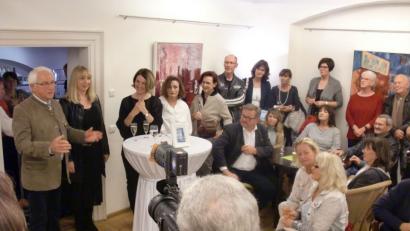 Bild: aub
Vernissage im Schmidt-Haus. Auf großes Interesse stoßen die Werke von Ingrid Prey (Zweite von links).