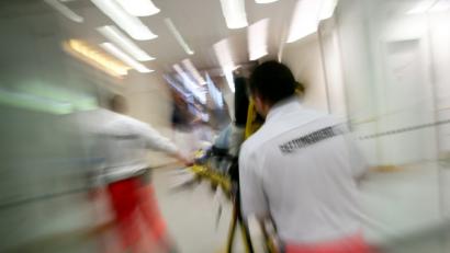 Bild: agentur_dpa
Nach der Erstversorgung im Klinikum muss der schwer verletzte 23-Jährige in ein Spezialkrankenhaus gebracht werden.