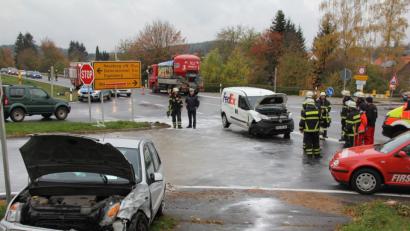Bild: frd
Der Fahrer des Paketdienstfahrzeuges (Bildmitte) wollte zunächst links nach Oberviechtach einbiegen, brach jedoch wegen der Baustelle sein Vorhaben ab und zog auf die Fahrbahn zurück, wobei er mit dem Fahrzeug einer 45-Jährigen (vorne links) kollidierte.