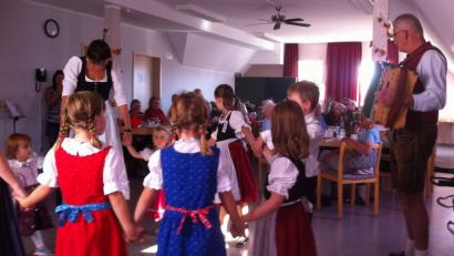 Bild: u
Hauskirwa im BRK-Seniorenwohn- und Pflegeheim St. Barbara. Zum Gelingen tragen ganz wesentlich die Zwergerln des Heimat- und Trachtenvereins mit ihren Auftritten und Franz Dolles mit seiner Steirischen bei.