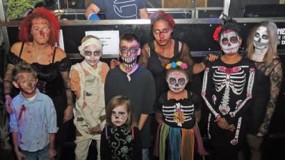 Bild: Dobmeier
Tolle Masken werden von den „Dance-Kids“ prämiert. Siegerin bei den Jüngeren ist die Zweite von rechts, gefolgt vom Jungen mit riesigem Gebiss und dem Verletzten (links vorne) mit Narbe und Blutspuren.