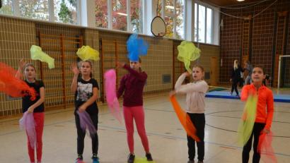 Bild: dob
Erst wird mit bunten Tüchern geübt, bevor die Bälle für die Jonglage ins Spiel kommen.