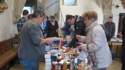 Bild: jzk
Zahlreiche Gottesdienstbesucher setzen mit dem Kauf von fair gehandelter Ware ein Zeichen der Solidarität mit Äthiopien.