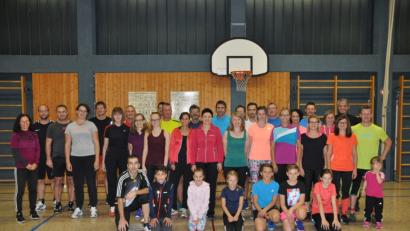 Bild: ak
Zur ersten Skigymnastik-Stunde des SV Kulmain kommen fast 40 Sportler. Dabei sind auch Abteilungsleiter Stefan Vetter (letzte Reihe, Zweiter von rechts) und Stellvertreter Gerd Schönfelder (Erster von rechts)