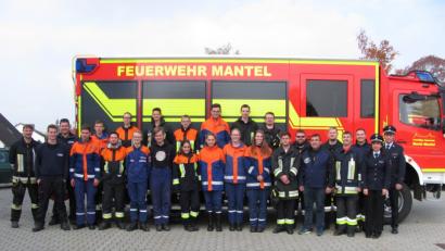 Bild: sei
Aus vielen verschiedenen Feuerwehren kamen die Teilnehmer diesmal nach Mantel, um einen weiteren Teil ihrer Ausbildung zu absolvieren.