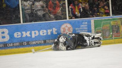 Bild: brü
6:3 gewinnt der ERSC Amberg sein Heimspiel gegen den TSV Trostberg. Kuscheln war dabei für ERSC Goalie Oliver Engmann nicht angesagt. Nach diesem Angriff musste er vom Eis.