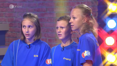 Bild: dob
Ella Kohl, Franz Uhlmann und Vanessa Bergmann (von links nach rechts) beraten sich in der Quiz-Show "1, 2 oder 3" über die richtige Antwort. Die Anspannung ist ihnen ins Gesicht geschrieben.