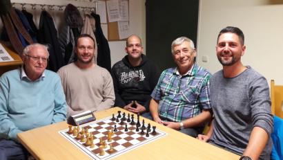 Bild: krb
Mit Zvatoslav Zitek (Zweiter von rechts) konnte ein Spieler gewonnen werden, der auch in der Tschechischen Repuplik Punktspiele bestreitet. Weitere Neumitglieder sind (von links) Peter Jobmann, Pierre Harmisch sowie Markus Schimmerer. Rechts Vorsitzender Alexander Graf.