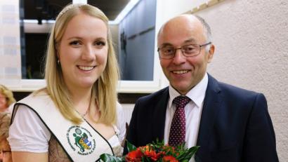 Bild: do
Mit Blumen verneigt sich Albert Nickl, der Chef des Kreisverbands für Gartenbau und Landespflege, vor Holunderkönigin Jana I. in der Herbstkreisversammlung – und sagt damit Dank“ für ihren Einsatz bei Festen und Jubiläen.