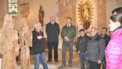 Bild: es
Zuhörer nehmen nach dem Gottesdienst die Gelegenheit wahr, mit Bildhauer Andreas Kuhnlein (links) ins Gespräch zu kommen.