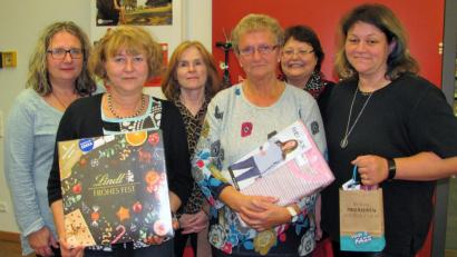 Bild: sei
Beim Frauen-Preisschafkopf geht Platz eins an Maria Hartwig (Zweite von links) gefolgt von Emilie Hofmann (Dritte von rechts) Platz drei teilen sich Dorothea Friedrich (rechts) und Judith Grill. Kerstin Janner (links), Liane Schmid (Dritte von links) und Elisabeth Graßler (Zweite von rechts) sind die Organisatorinnen.