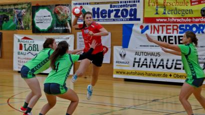 Bild: gud
Tina Lottner (rot) war die beste Werferin aufseiten des HV Oberviechtach beim 22:22 gegen die SG Rohr/Pavelsbach.