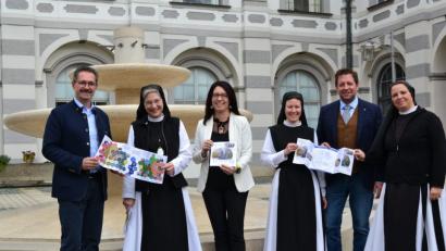 Bild: rti
Gemeinsam werben die Verantwortlichen der zwei Waldsassener Realschulen für ihren Schulzweig und dem Standort Waldsassen. Von links: Schulleiter Stephan Drexler, Äbtissin Laetitia Fech, Schulleiterin Kerstin Reiter, Konrektorin Schwester Raphaela Kratzer, stellvertretender Schulleiter Reiner Summer und Schwester Sophia Schlembach.