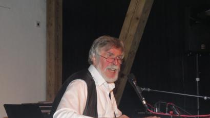 Bild: ubb
Ein Virtuose auf der Zither und ein Wortspieler beim Texten: Der Zither Manä ist einer, den man sich öfter gönnen sollte.