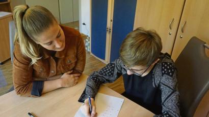 Bild: exb
Marcel ist ein guter Schüler. Seine Lern-Therapeutin hat den 14-Jährigen aus dem mathematischen Dornröschenschlaf geweckt.