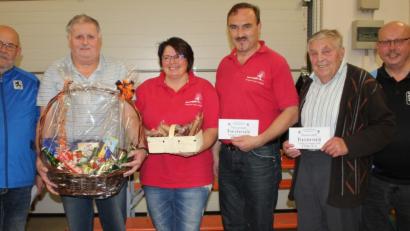 Bild: fvo
Franz Voith (Dritter von rechts) ist der Gewinner. Max Kick spendet einen Geschenkkorb (von links), Johann Gößl ist Dritter, Sieglinde Fleischmann hat den Trostpreis gewonnen und Josef Müllner ist Zweiter. Herbert Striegl (rechts) hat als Vorsitzender der Löwenfreunde das Turnier organisiert.