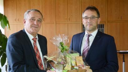 Bild: Gabi Schönberger
Nach zehn Jahren als Leiter bei der Kripo Weiden sucht Thomas Bauer eine neue Herausforderung in Würzburg. Kurt Seggewiß verabschiedet ihn und lobt die "hervorragende Arbeit der Polizei".