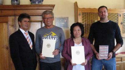 Bild: exb
Regierungsoberamtsrat Franz Haderer (links) verabschiedet Emil Leitl (Zweiter von links) in den Ruhestand und gratuliert Venecia Schmidt und Alexander Bunk.