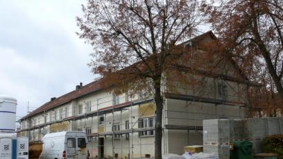 Bild: kgg
Die Sanierung dieses Wohnhauses an der Schützenstraße war in der jüngsten Sitzung des Stadtrats ein Thema. Die Arbeiten gehen flott voran. Inzwischen sind die Dämmplatten, die auf dem vergangene Woche fotografierten Bild zu sehen sind, an der Fassade montiert.