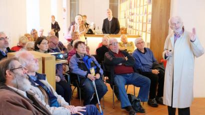 Bild: do
Zwischen Böhmen und Bayern gibt es viele Berührungspunkte. Zum 100-jährigen Gründungsjubiläum des tschechoslowakischen Staates dokumentiert eine Ausstellung die wechselvollen Beziehungen zwischen den Nachbarstaaten und vor allem die Reaktionen der südmährischen Bevölkerung nach einem Leben unter böhmischer Krone bei der Ausrufung der Republik. Einen Vortrag dazu hält Dr. Vojen Drlík (rechts).