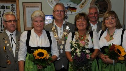 Bild: gf
Die besten Schützen beim Königsschießen (von links): 2. Ritter Walter Graml, 1. Zofe Rosemarie Zwack, Schützenkönig Rudolf Möschl, Schützenliesl Silvia Engel, 1. Ritter Hans Meier und 2. Zofe Angelika Meitzel.