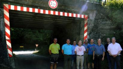 Bild: gfr
Wird die Bahnbrücke über die AS 31 in der bisherigen Größe auf Kosten der Bahn erneuert oder beteiligt sich der Landkreis an einem größeren Brückenbauwerk? Die Sache ist noch nicht entschieden. Im Sommer hatte sich die CSU-Fraktion bereits über den baulichen Zustand der Bahnbrücke informiert.