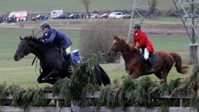 Bild: Hirsch
Nicht alle Teilnehmer an der Schleppjagd meisterten die Hindernisse so gut wie diese Reiterin. Es gab sechs Stürze.