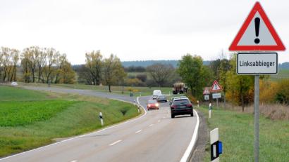 Bild: Stephan Huber
Eine neuralgische Stelle auf der gut ausgebauten Kreisstraße AS 30 zwischen Immenstetten und Raigering: die Abzweigung nach Aschach ohne Linksabbiegespur. In der vergangenen Woche wurden hier bei einem Unfall vier Menschen schwer verletzt.